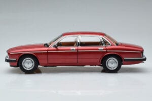 Jaguar XJ6 XJ40 Flamenco Sarkans Almost Real 1:18 810541 Metāls — attēls 5 no 11