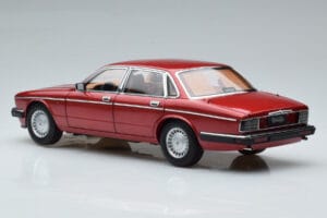 Jaguar XJ6 XJ40 Flamenco Sarkans Almost Real 1:18 810541 Metāls — attēls 7 no 11