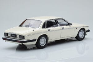 Jaguar XJ6 XJ40 Glacier Balts Almost Real 1:18 810542 Metāls — attēls 3 no 11