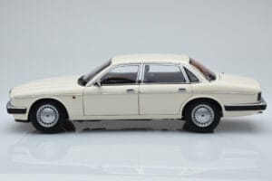 Jaguar XJ6 XJ40 Glacier Balts Almost Real 1:18 810542 Metāls — attēls 4 no 11