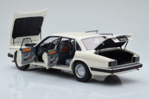 Jaguar XJ6 XJ40 Glacier Balts Almost Real 1:18 810542 Metāls — attēls 5 no 11