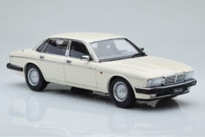 Jaguar XJ6 XJ40 Glacier Balts Almost Real 1:18 810542 Metāls — attēls 6 no 11