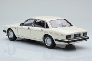 Jaguar XJ6 XJ40 Glacier Balts Almost Real 1:18 810542 Metāls — attēls 7 no 11
