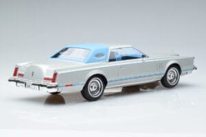 Lincoln Continental Mark V Sudrabs MCG 1:18 MCG18403 Metāls — attēls 2 no 6