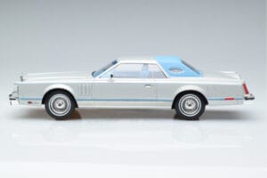 Lincoln Continental Mark V Sudrabs MCG 1:18 MCG18403 Metāls — attēls 3 no 6