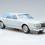 Lincoln Continental Mark V Sudrabs MCG 1:18 - image 4 of 6