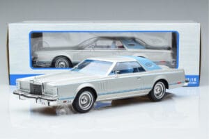 Lincoln Continental Mark V Sudrabs MCG 1:18 MCG18403 Metāls — attēls 6 no 6