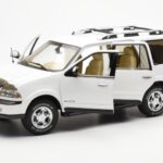 Lincoln Navigator Balts AUTOart 1:18 - image 2 of 8