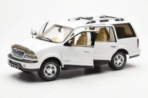 Lincoln Navigator Balts AUTOart 1:18 72761 Metāls — attēls 2 no 8