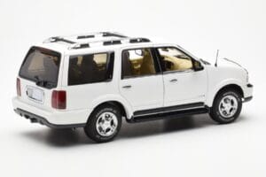 Lincoln Navigator Balts AUTOart 1:18 72761 Metāls — attēls 3 no 8