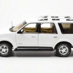 Lincoln Navigator Balts AUTOart 1:18 - image 4 of 8