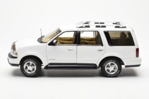 Lincoln Navigator Balts AUTOart 1:18 72761 Metāls — attēls 4 no 8