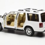 Lincoln Navigator Balts AUTOart 1:18 - image 5 of 8