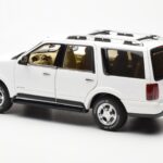 Lincoln Navigator Balts AUTOart 1:18 - image 7 of 8