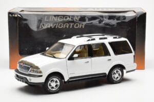 Lincoln Navigator Balts AUTOart 1:18 72761 Metāls — attēls 8 no 8