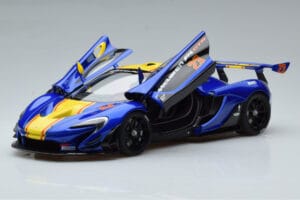 McLaren P1 GTR Zils Ar Dzeltenām Svītrām AUTOart 1:18 81542 Kompozīts — attēls 2 no 7