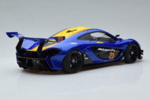 McLaren P1 GTR Zils Ar Dzeltenām Svītrām AUTOart 1:18 81542 Kompozīts — attēls 3 no 7