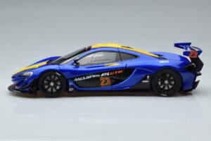 McLaren P1 GTR Zils Ar Dzeltenām Svītrām AUTOart 1:18 81542 Kompozīts — attēls 4 no 7