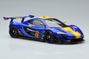 McLaren P1 GTR Zils Ar Dzeltenām Svītrām AUTOart 1:18 81542 Kompozīts — attēls 5 no 7
