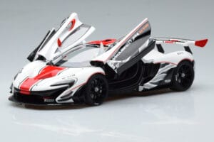 McLaren P1 GTR Spīdīgi Balts Ar Sarkanām Svītrām AUTOart 1:18 81541 Kompozīts — attēls 2 no 7