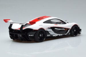 McLaren P1 GTR Spīdīgi Balts Ar Sarkanām Svītrām AUTOart 1:18 81541 Kompozīts — attēls 3 no 7