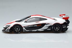 McLaren P1 GTR Spīdīgi Balts Ar Sarkanām Svītrām AUTOart 1:18 81541 Kompozīts — attēls 4 no 7