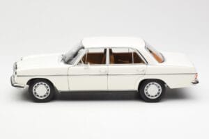 Mercedes 200 W115 Balts Norev 1:18 183770 Metāls — attēls 4 no 8