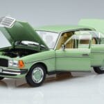 Mercedes 200 W123 Zaļš Norev 1:18 183796 Metāls - image 2 of 7