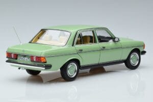 Mercedes 200 W123 Zaļš Norev 1:18 183796 Metāls — attēls 3 no 7