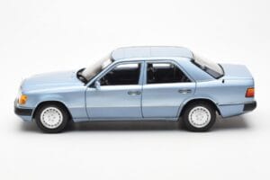 Mercedes 230E W124 Gaiši Zils Metallic Norev 1:18 183945 Metāls — attēls 4 no 8
