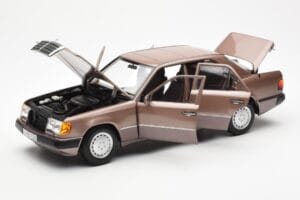 Mercedes 230E W124 Rosewood Metallic Dīlera Izdevums Norev 1:18 B66040697 Metāls — attēls 2 no 8