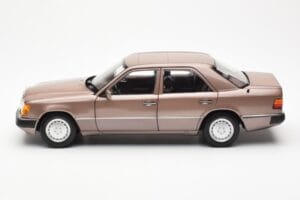 Mercedes 230E W124 Rosewood Metallic Dīlera Izdevums Norev 1:18 B66040697 Metāls — attēls 4 no 8