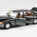 Mercedes 560 SEL W126 Night Zaļš Metālisks Dealer Edition Norev 1:18 - image 2 of 8