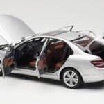 Mercedes C-Class W204 Avantgarde Sudrabs AUTOart 1:18 - image 5 of 8