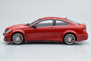 Mercedes C63 AMG W204 Black Series Sarkans GT Spirit 1:18 GT065 Sveķi — attēls 3 no 6