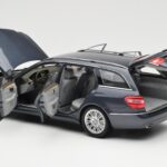 Mercedes E-Class S212 T-Model Tenorit Pelēks Metallic Minichamps 1:18 - image 5 of 8
