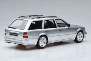Mercedes E36 AMG S124 Sudrabs Otto 1:18 OT889 Sveķi — attēls 2 no 6