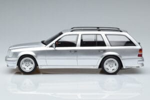 Mercedes E36 AMG S124 Sudrabs Otto 1:18 OT889 Sveķi — attēls 3 no 6