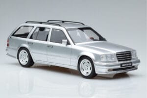 Mercedes E36 AMG S124 Sudrabs Otto 1:18 OT889 Sveķi — attēls 4 no 6