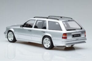 Mercedes E36 AMG S124 Sudrabs Otto 1:18 OT889 Sveķi — attēls 5 no 6