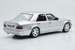 Mercedes E500 W124 Sudrabs Otto 1:18 OT623 Sveķi — attēls 2 no 6