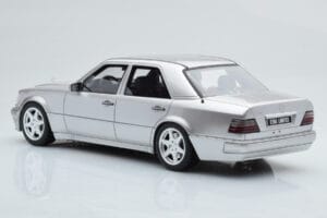 Mercedes E500 W124 Sudrabs Otto 1:18 OT623 Sveķi — attēls 5 no 6