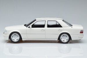Mercedes E60 AMG W124 Balts Otto 1:18 B66040640 Sveķi — attēls 3 no 6