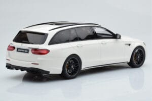 Mercedes AMG E63 S S213 T-Model Balts GT Spirit 1:18 GT795 Sveķi — attēls 2 no 6