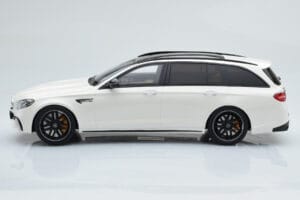 Mercedes AMG E63 S S213 T-Model Balts GT Spirit 1:18 GT795 Sveķi — attēls 3 no 6
