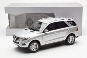 Mercedes M-Class W166 Iridium Sudrabs Metaliks Minichamps 1:18 B66960064 Metāls — attēls 8 no 8