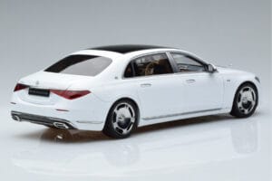 Mercedes Maybach S600 W222 V12 Biturbo Diamond Balts Almost Real 1:18 820116 Metāls — attēls 3 no 11
