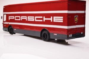 Mercedes O317 Porsche Transporter Sarkans CMR 1:18 CMR149 Metāls — attēls 3 no 12