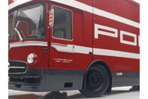 Mercedes O317 Porsche Transporter Sarkans CMR 1:18 CMR149 Metāls — attēls 7 no 12