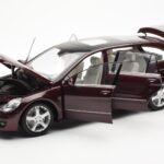 Mercedes R-Class W251 Sarkans Metallic Minichamps 1:18 - image 2 of 8